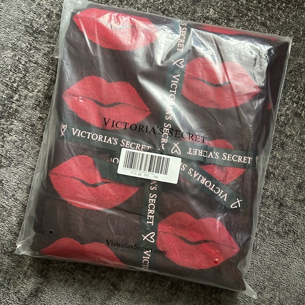 【New with Tag】Victoria's Secret Cozy Blanket 50" X 60"